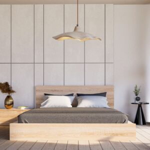 Suspension fleur blanche dans grande chambre adulte