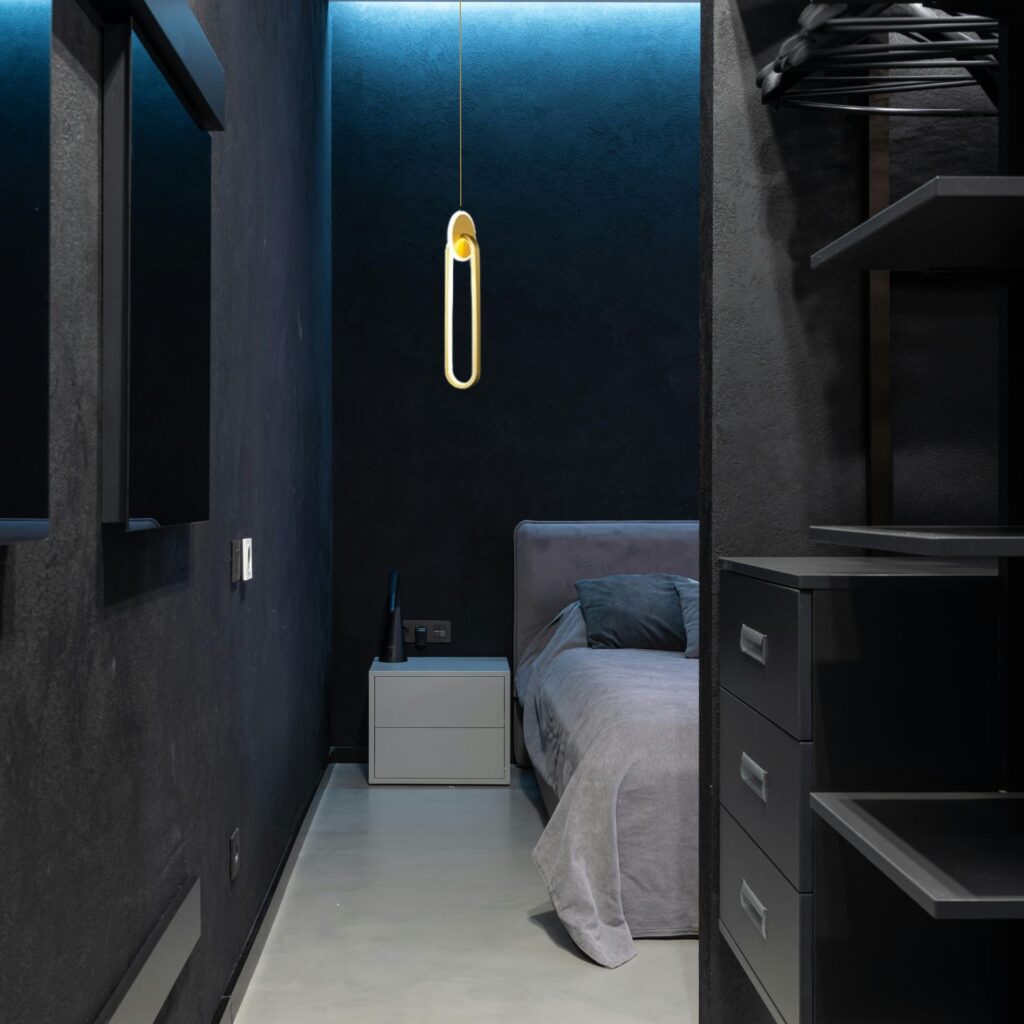 Suspension forme d_anneau dans salon sombre