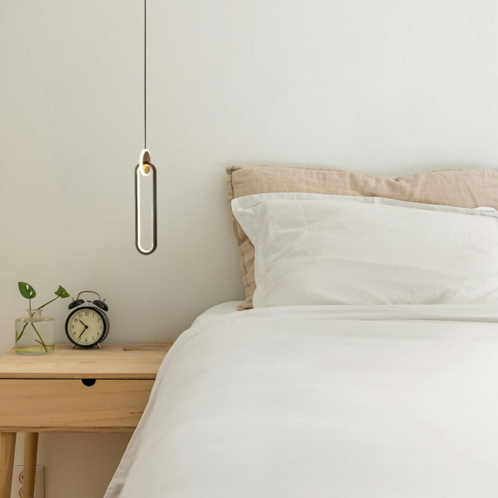 Suspension forme d'anneau dans salon claire
