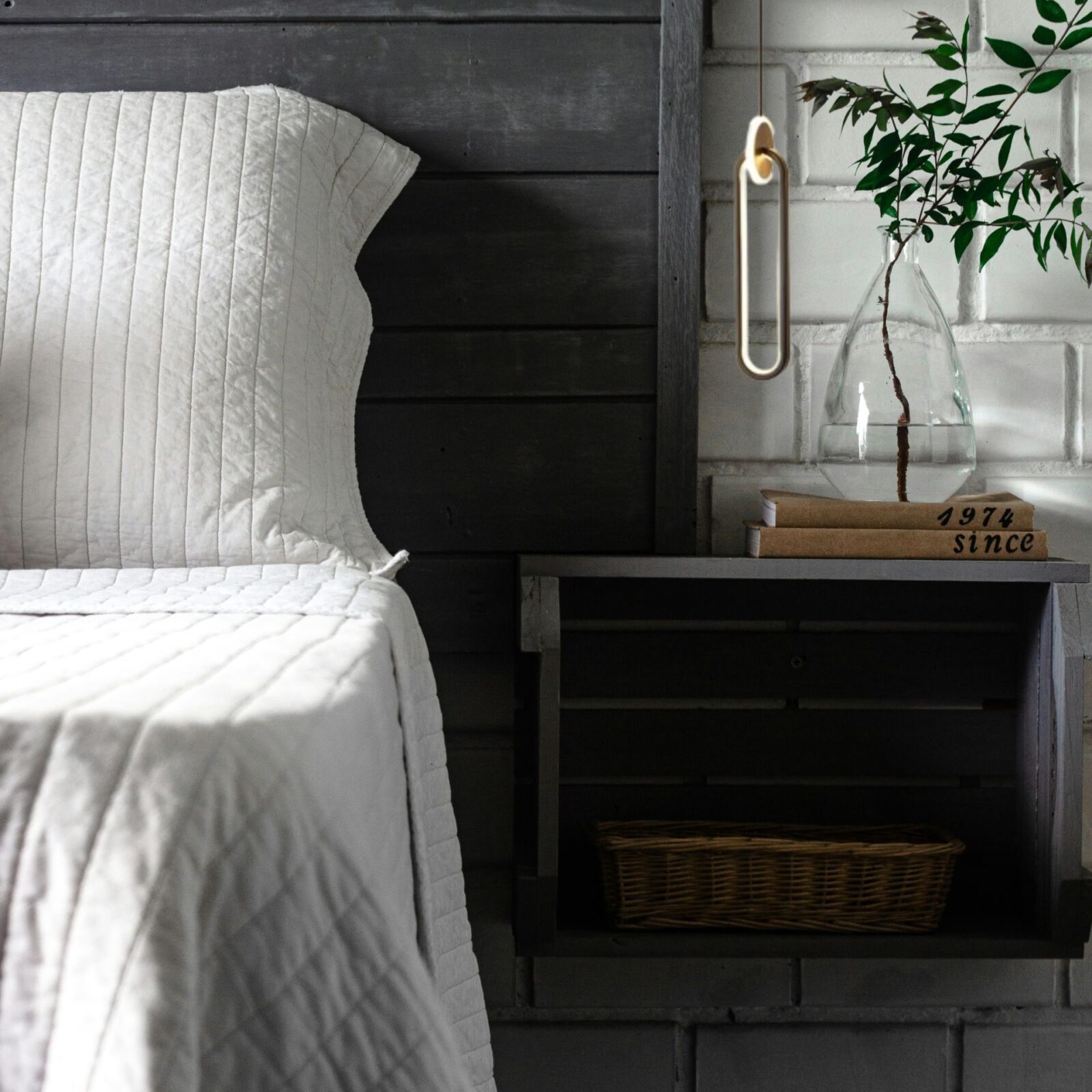 Suspension forme d'anneau dans chambre avec lit blanc