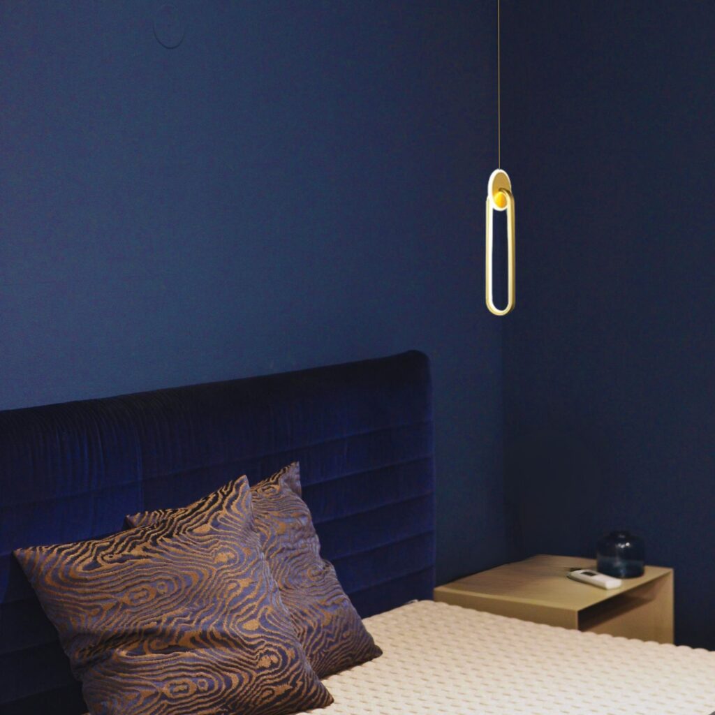 Suspension forme d'anneau dans chambre bleu