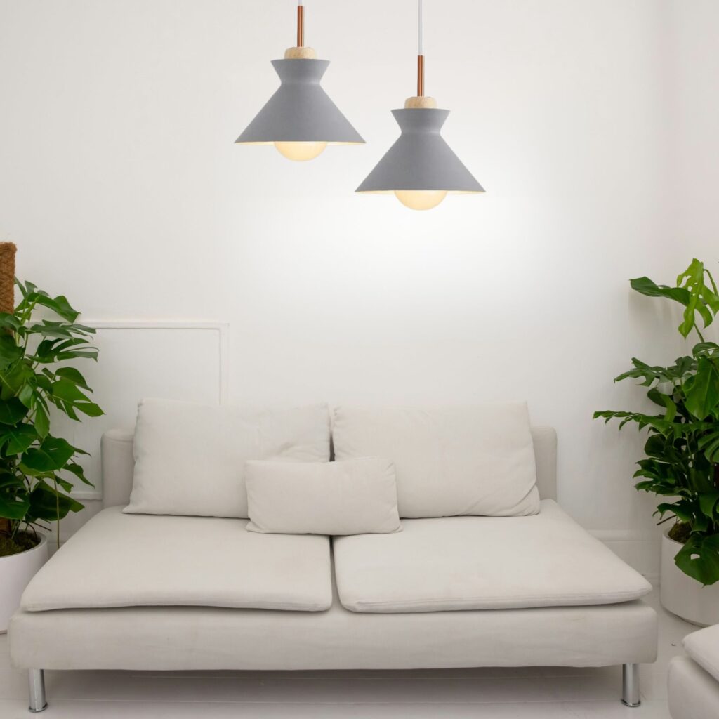 Suspension industrielle alu dans salon blanc