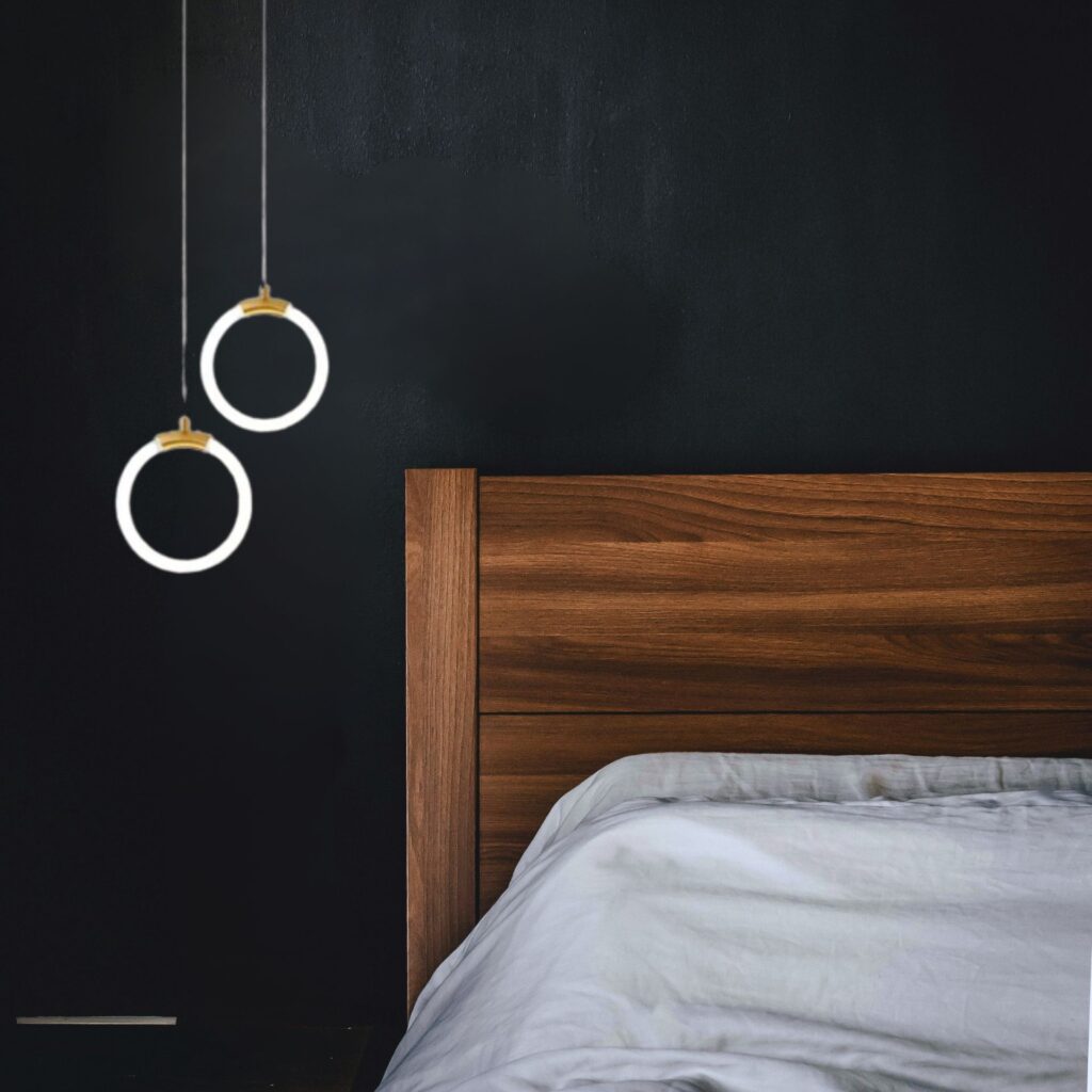 Suspension laiton design dans chambre adulte