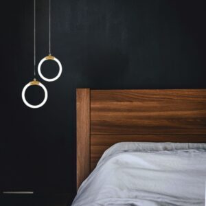 Suspension laiton design dans chambre adulte