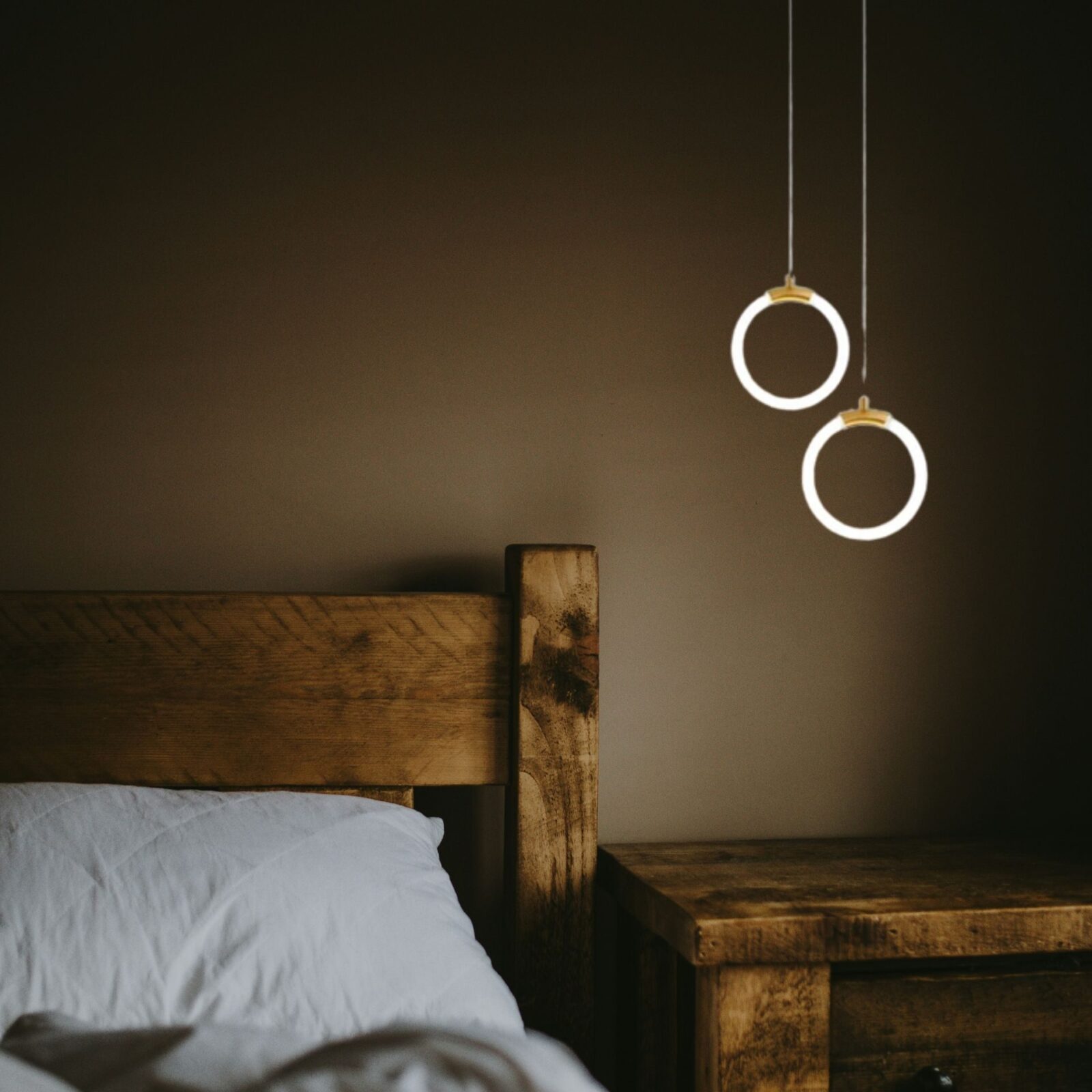 Suspension laiton design dans chambre rustique