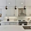 Suspension luminaire minimaliste sur bar cuisine blanc
