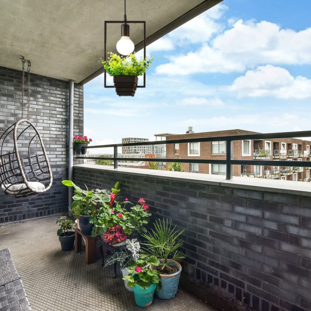 Suspension luminaire plante dans balcon