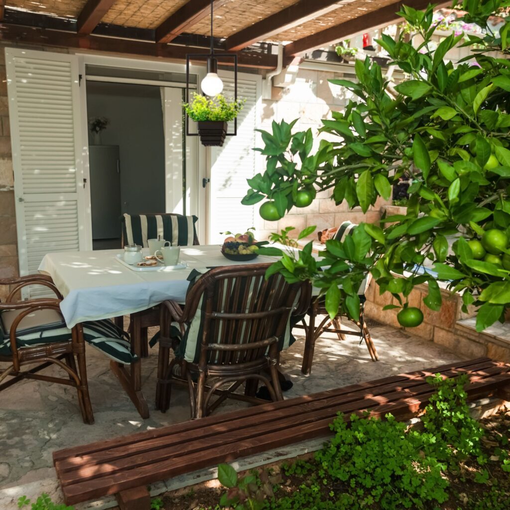 Suspension luminaire plante dans terrasse jardin