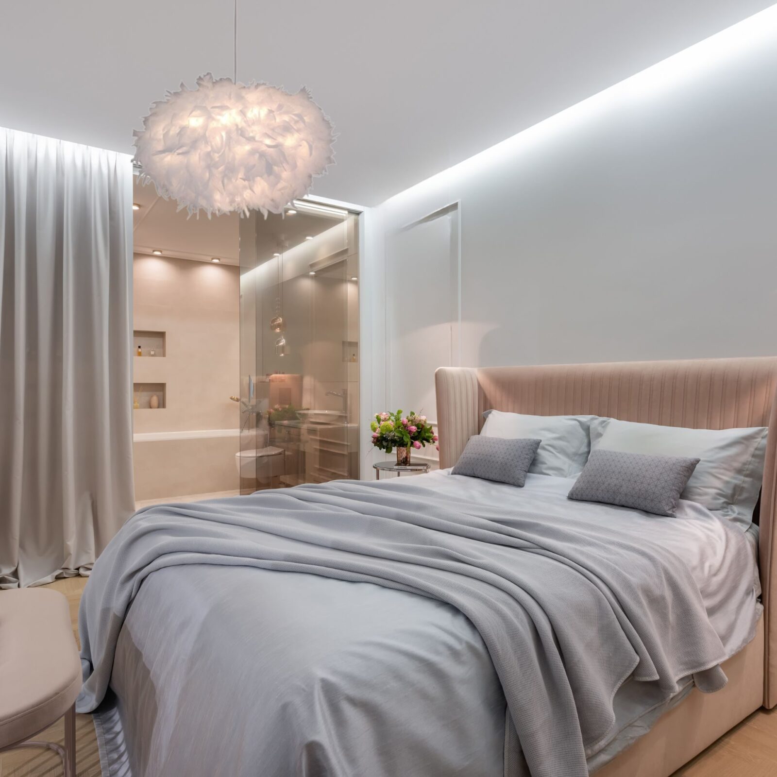 Suspension luminaire plume dans chambre adulte bleu