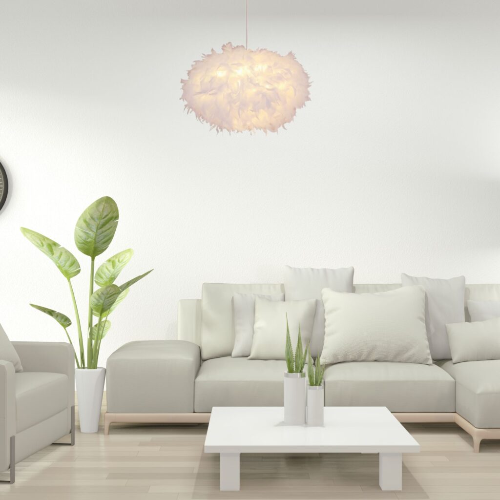 Suspension luminaire plume dans salon avec canapé clair