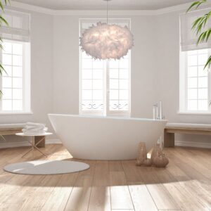 Suspension luminaire plume dans salle de bain moderne