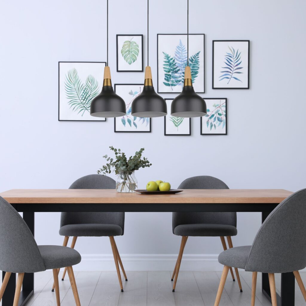 Suspension métal 3 lampes dans salle à manger en bois avec chaise verte
