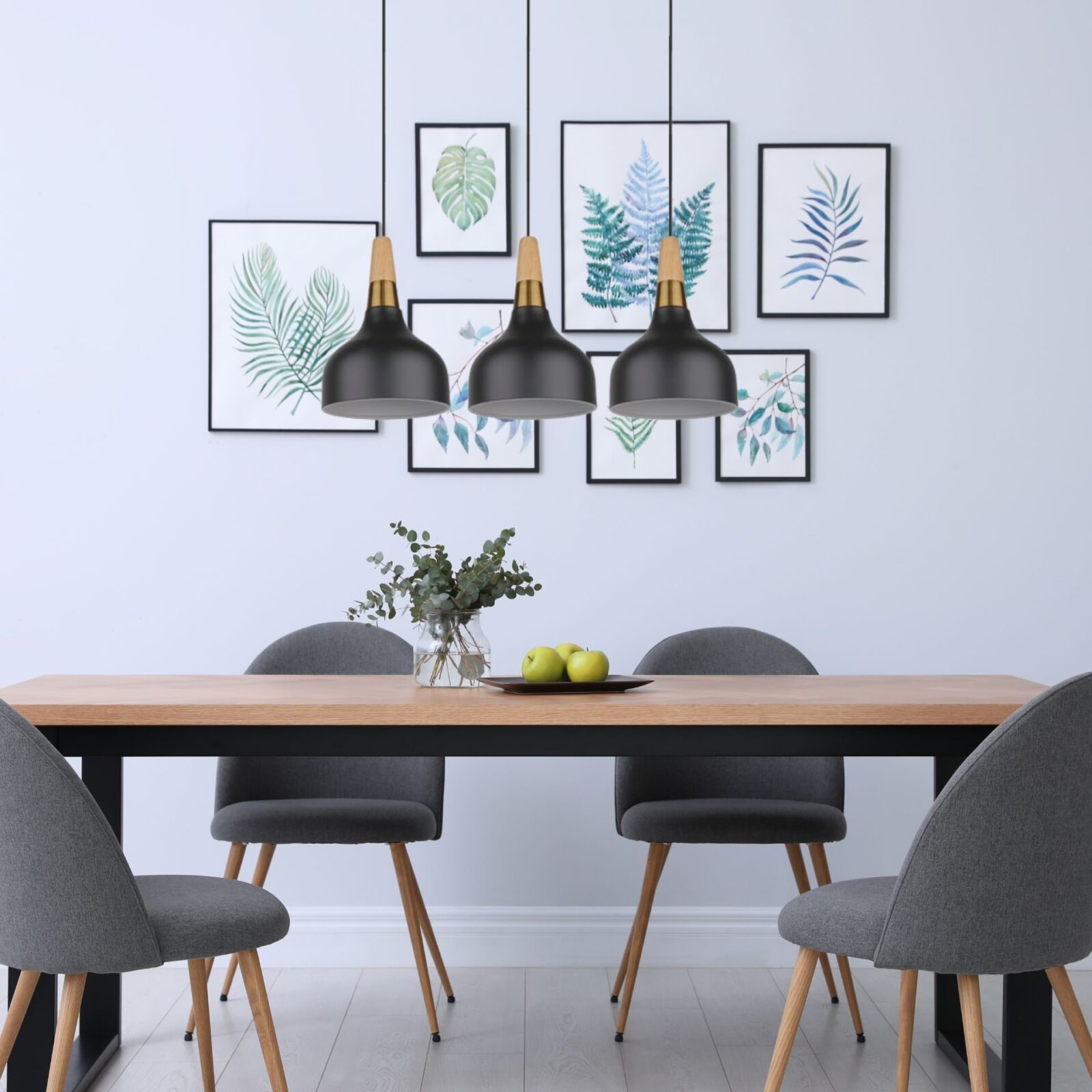 Suspension meÌtal 3 lampes dans salle Ă manger en bois avec chaise verte