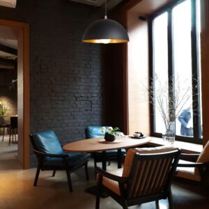 Suspension metal noir design dans salle Ă manger bois