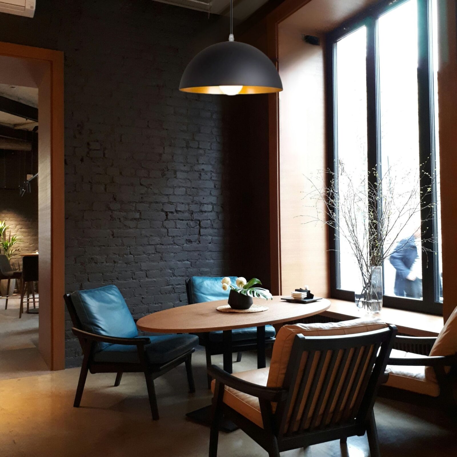 Suspension metal noir design dans salle Ă manger bois