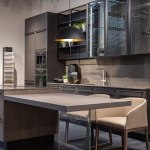 Suspension metal noir design dans une cuisine américaine