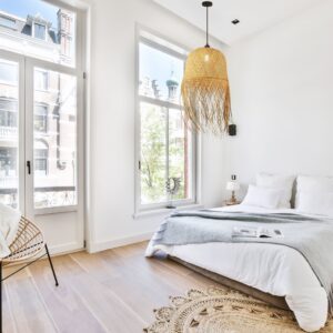 Suspension paille xxl dans chambre éclairée
