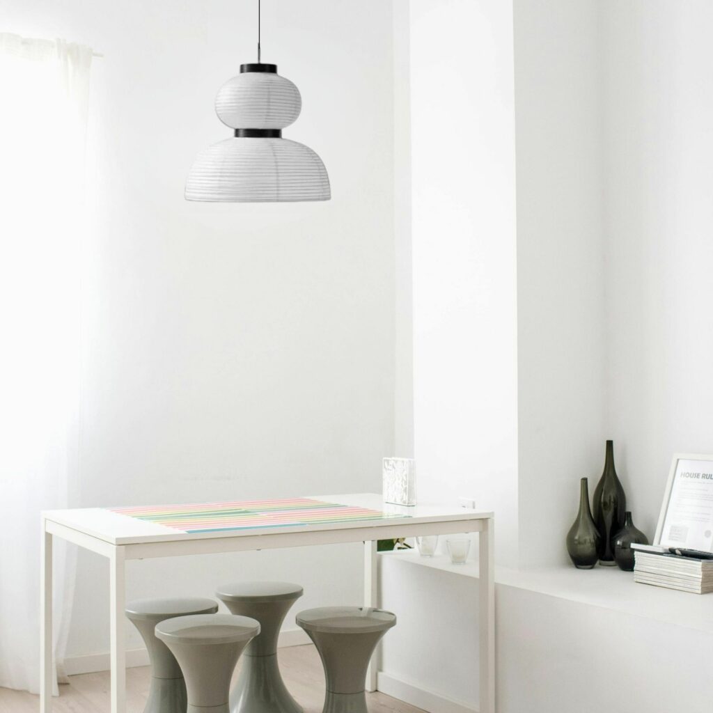 suspension papier blanc dans un bureau blanc