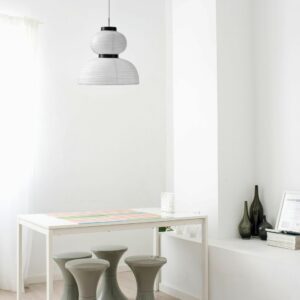 suspension papier blanc dans un bureau blanc