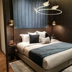 Suspension papillon design dans chambre adulte moderne