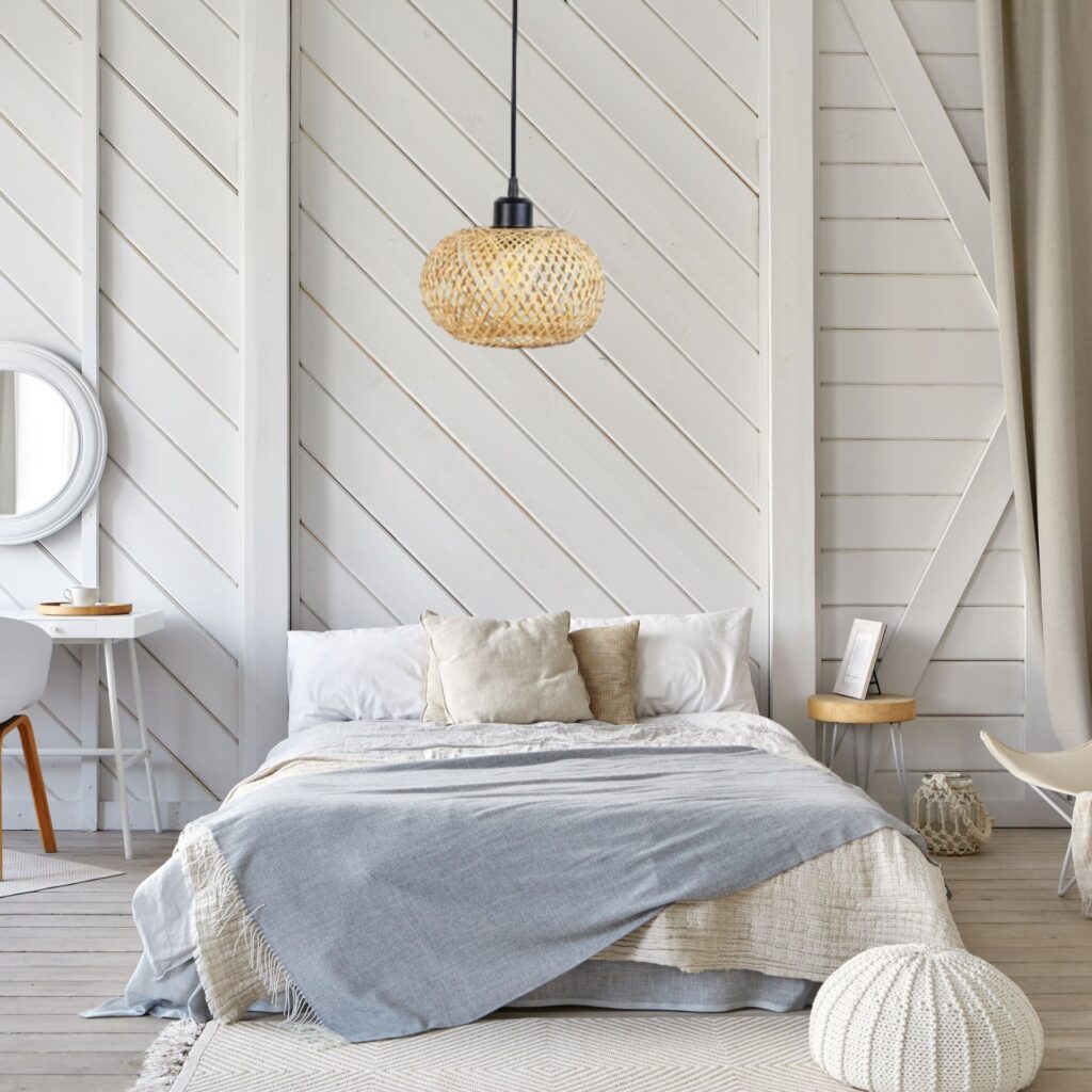 Suspension rotin boule dans chambre adulte blanche et bleu