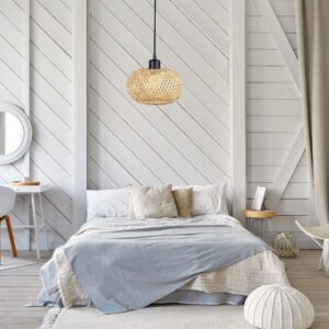 Suspension rotin boule dans chambre adulte blanche et bleu