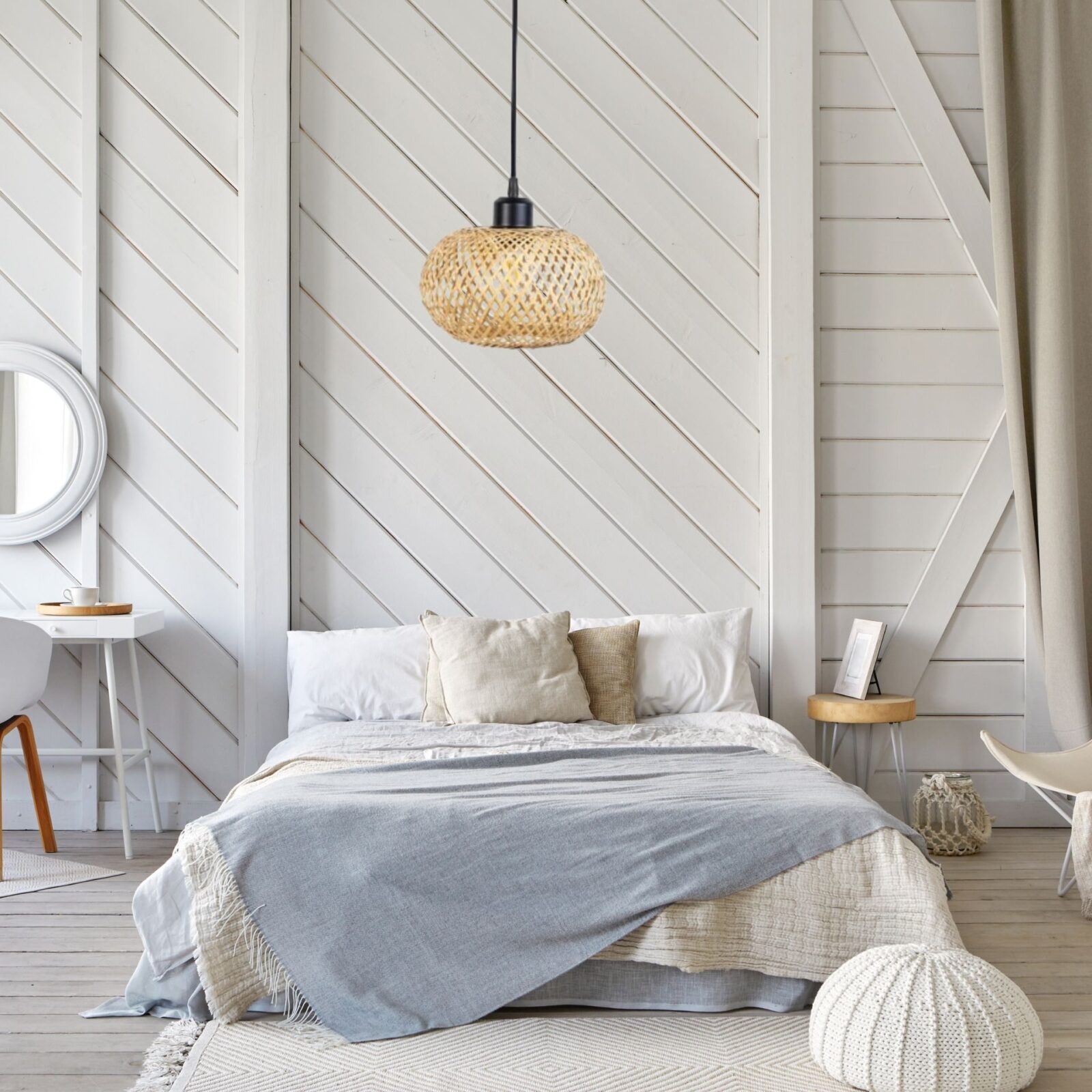 Suspension rotin boule dans chambre adulte blanche et bleu