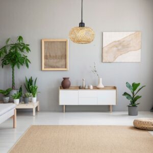 Suspension rotin boule dans salon avec commode blanche