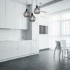 Suspension scandinave vintage dans cuisine blanche