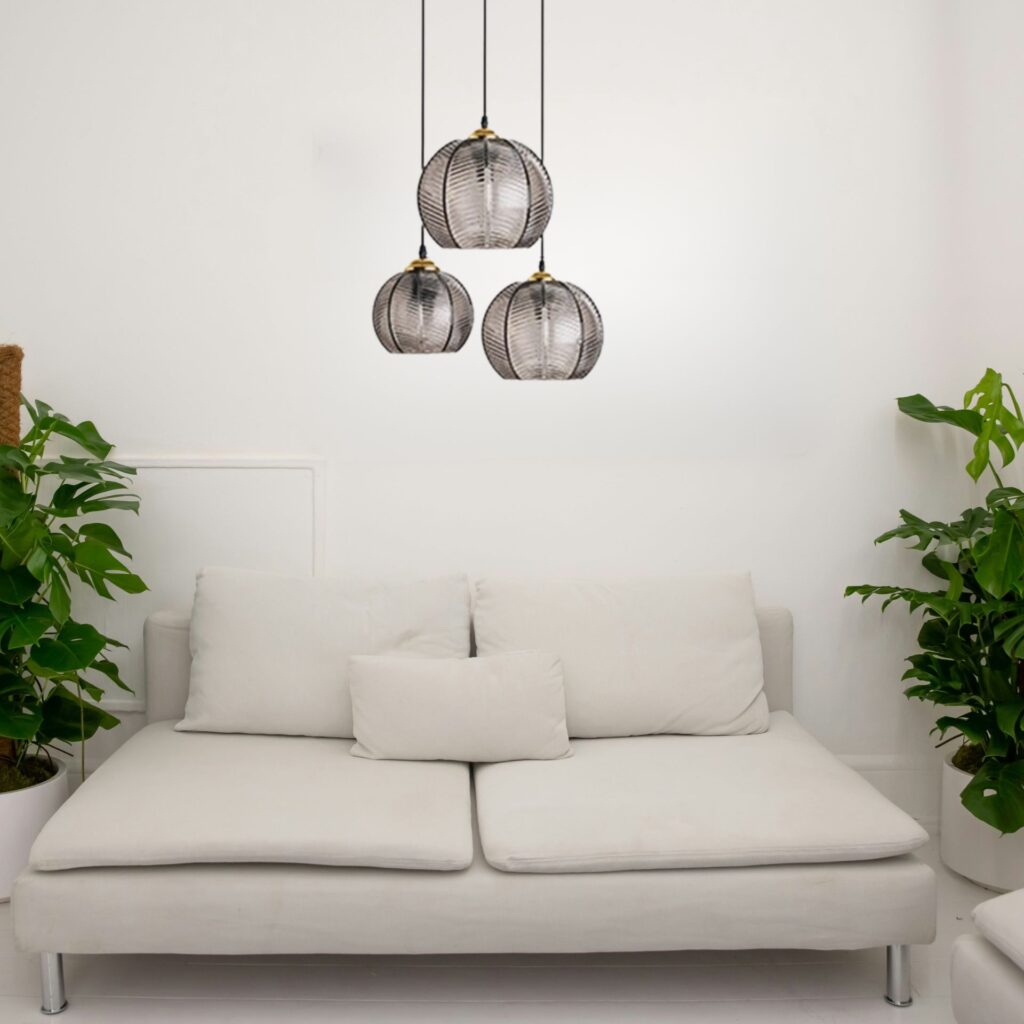 Suspension triple boule verre dans salon 2 places