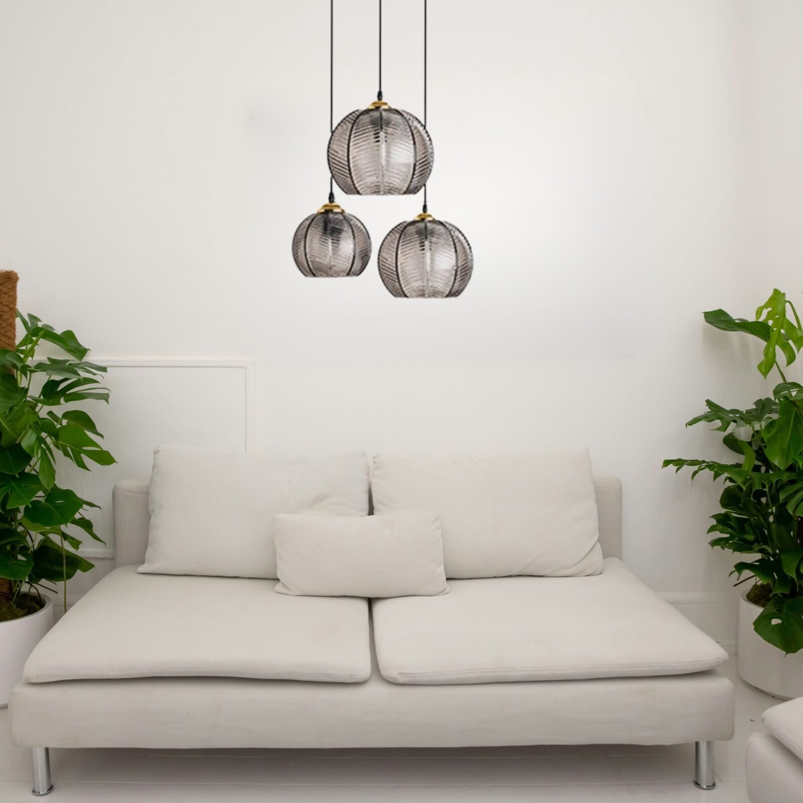 Suspension triple boule verre dans salon 2 places