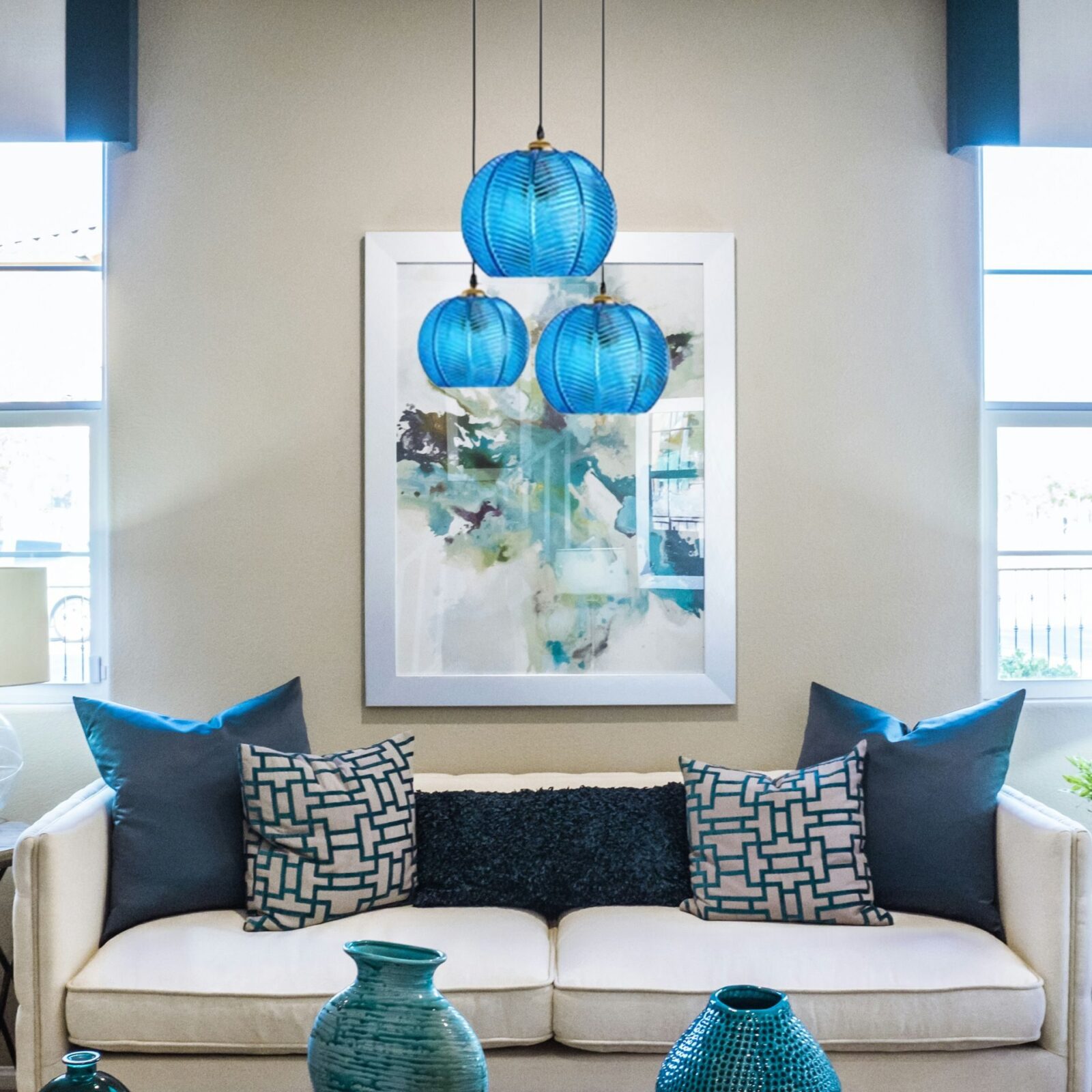 Suspension triple boule verre dans salon bleu et claire