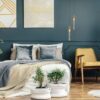 Suspension tube cristal dans chambre bleu