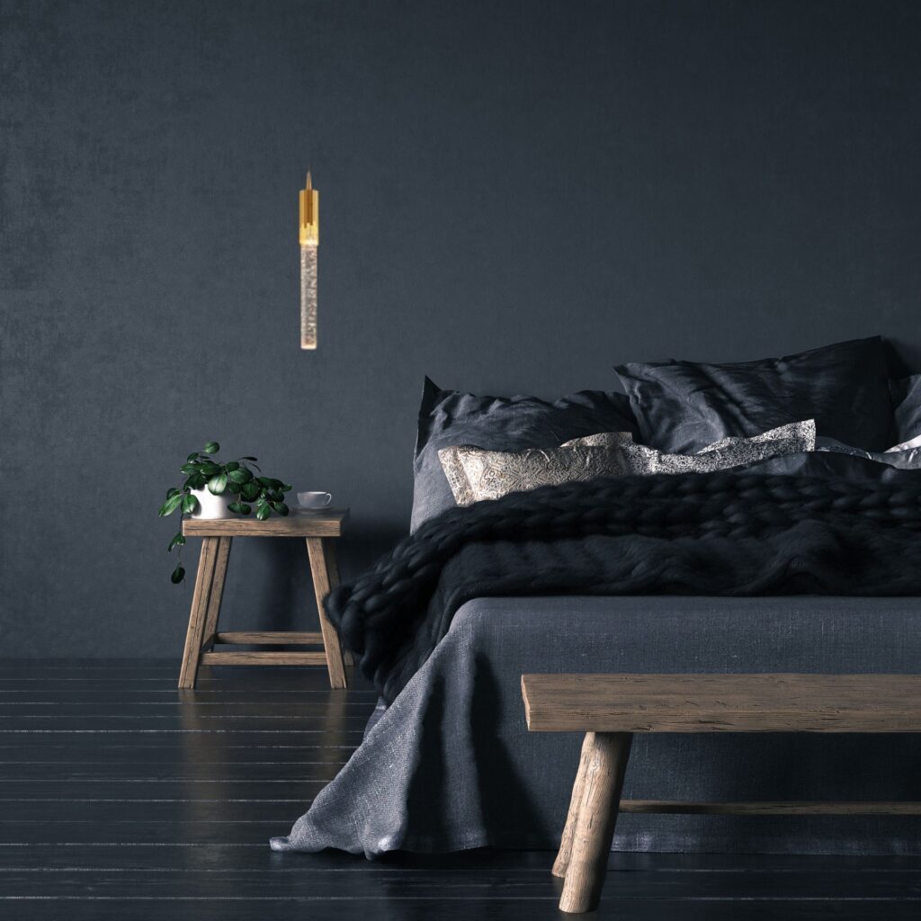 Suspension tube cristal dans une chambre sombre