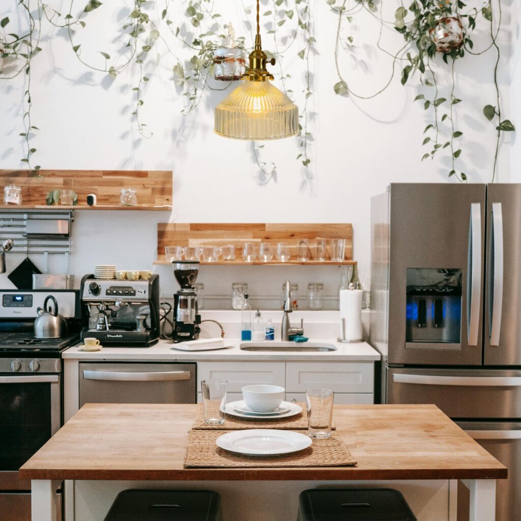 Suspension verre coloré dans cuisine méditerranéenne