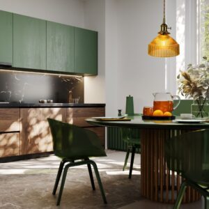 Suspension verre coloré dans cuisine bois et vert