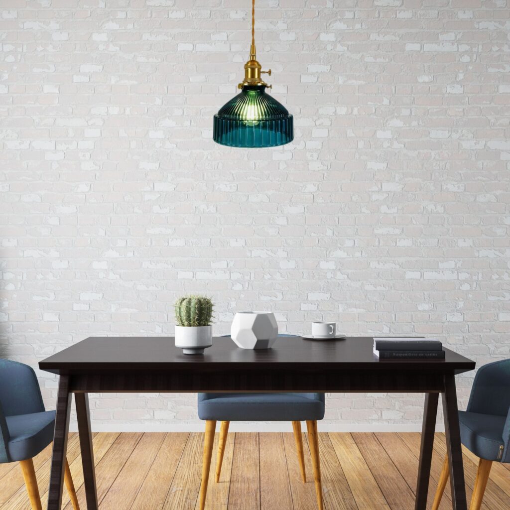 Suspension verre coloré dans salle à manger minimaliste