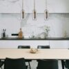 Suspension verre et métal dans cuisine américaine