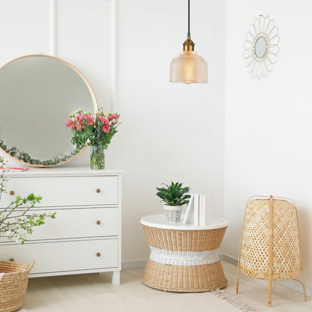 Suspension verre strié avec commode blanche