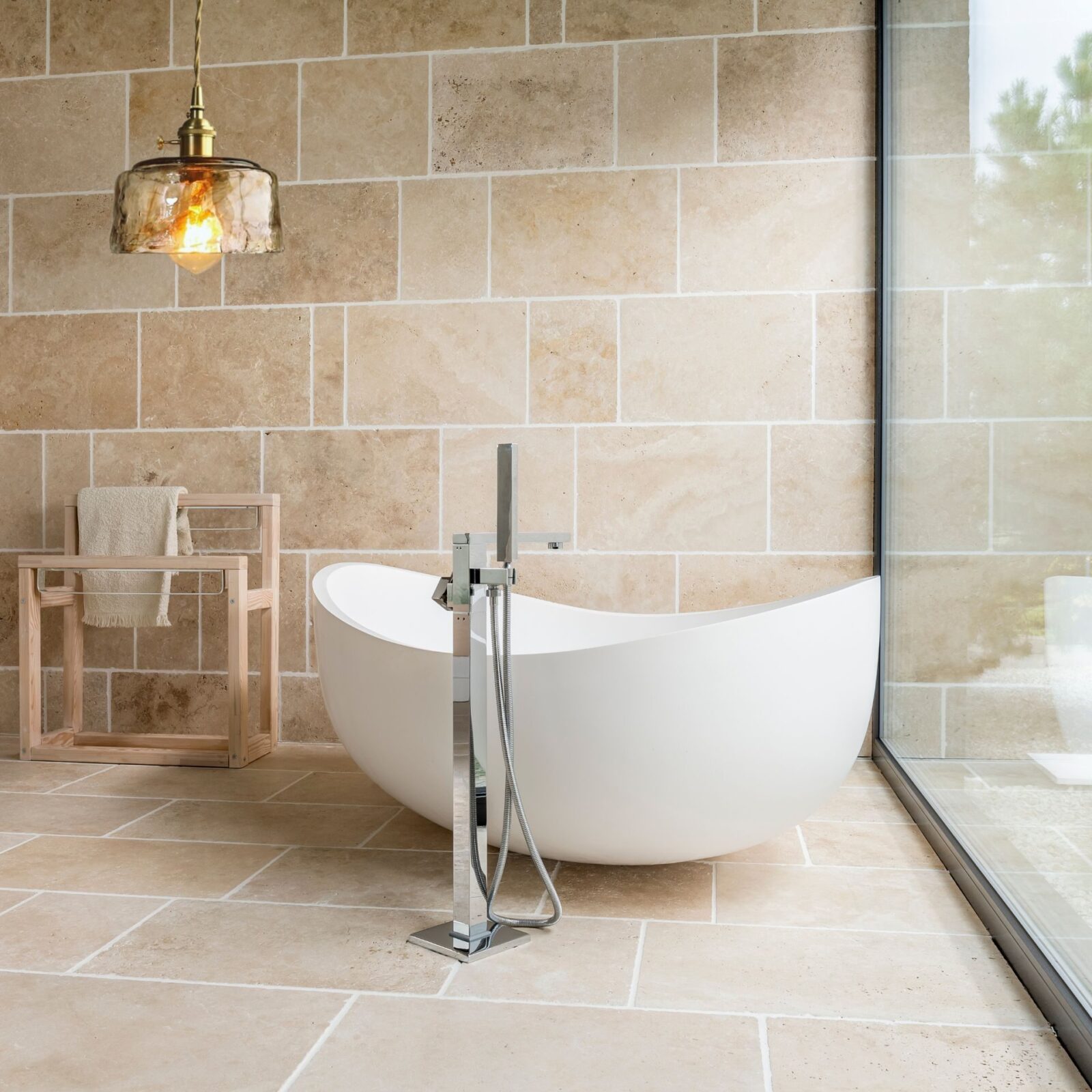 Suspension verre transparent dans salle de bain moderne