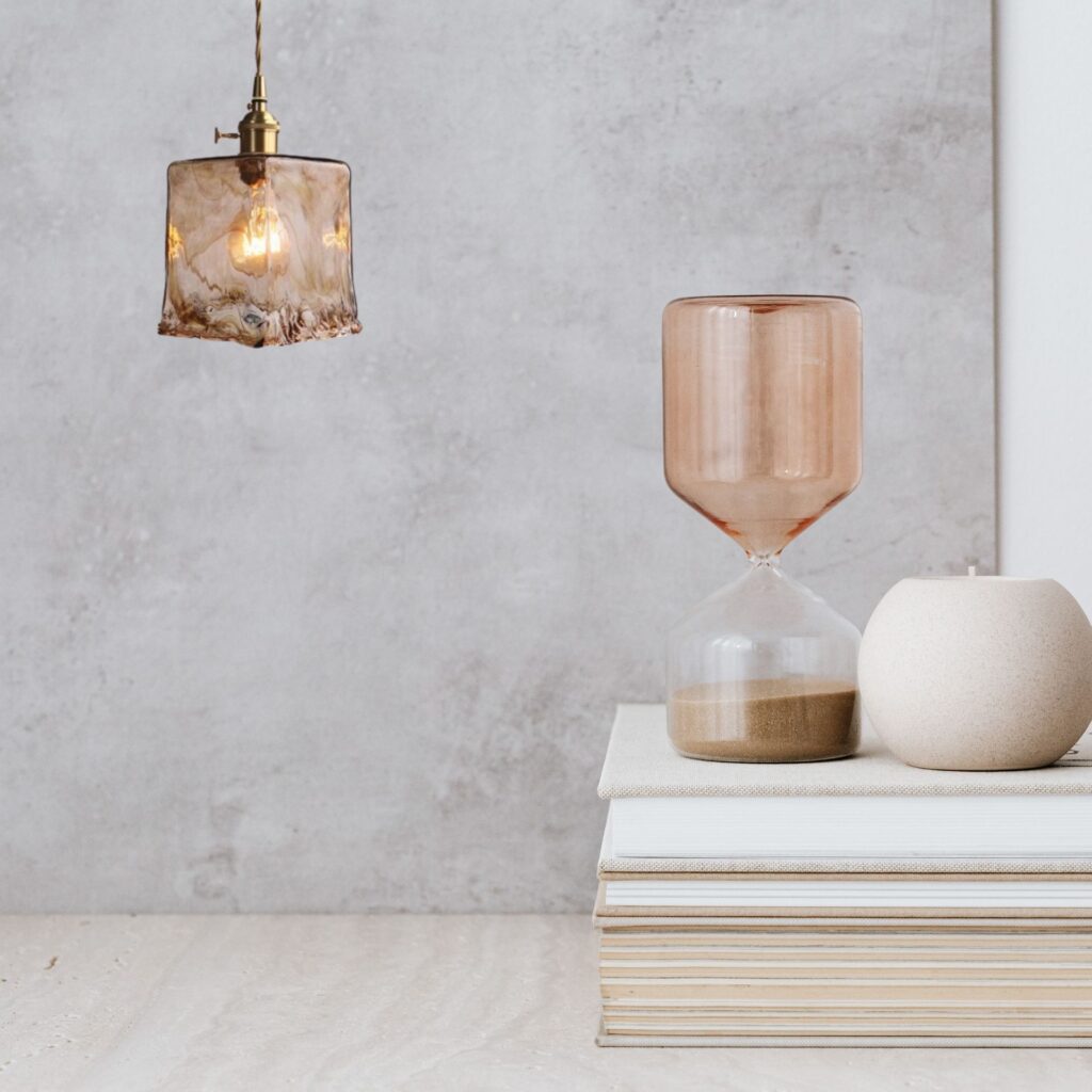 Suspension verre transparent dans salle de bain