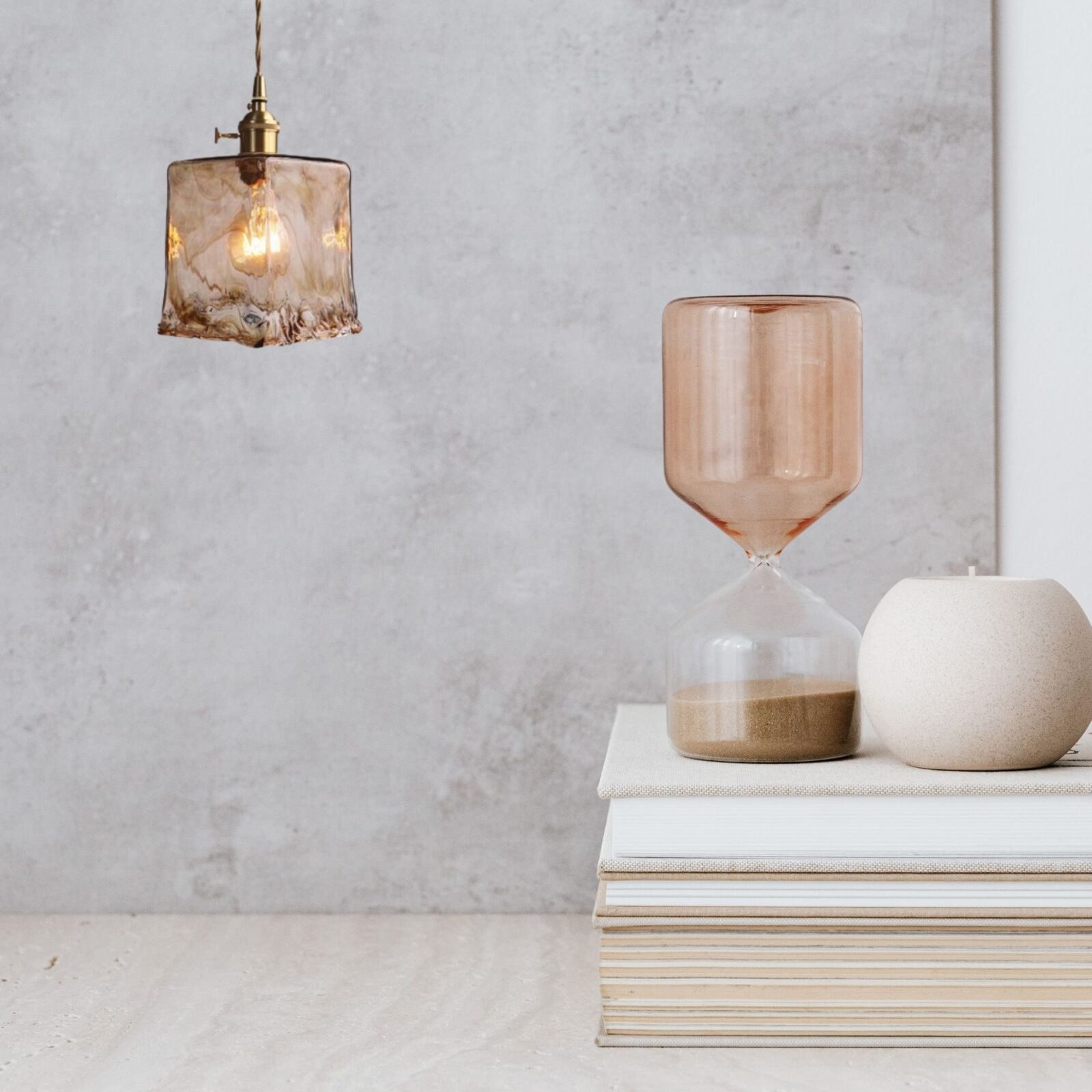 Suspension verre transparent dans salle de bain