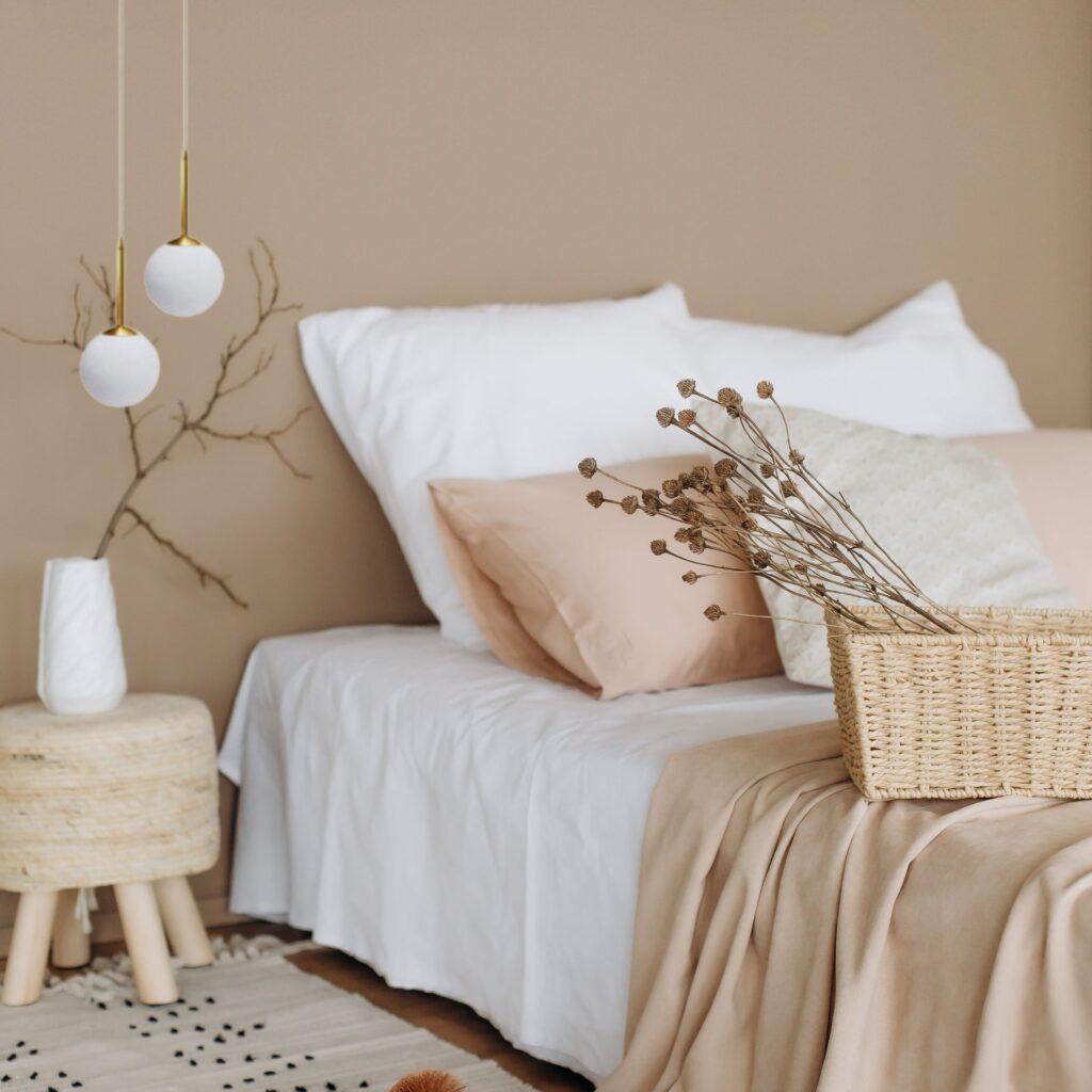 suspension boule cuivre dans chambre 2 personnes