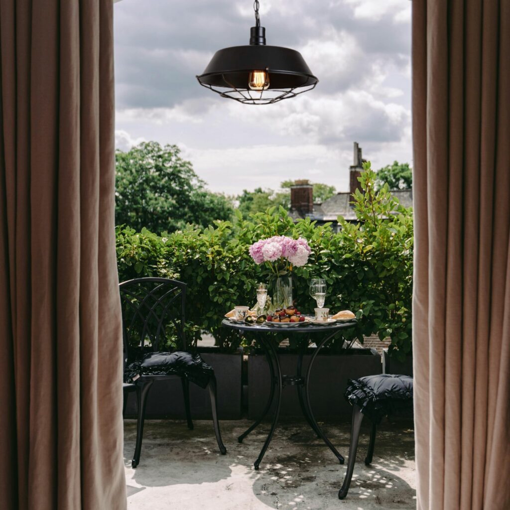 suspension extérieur pour pergola avec table à manger sur terrasse