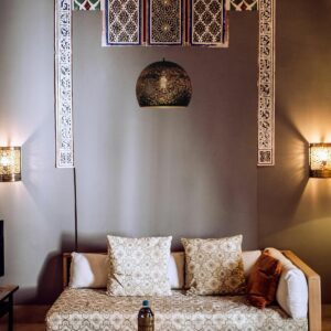 suspension marocaine en meÌtal dans salon marocain