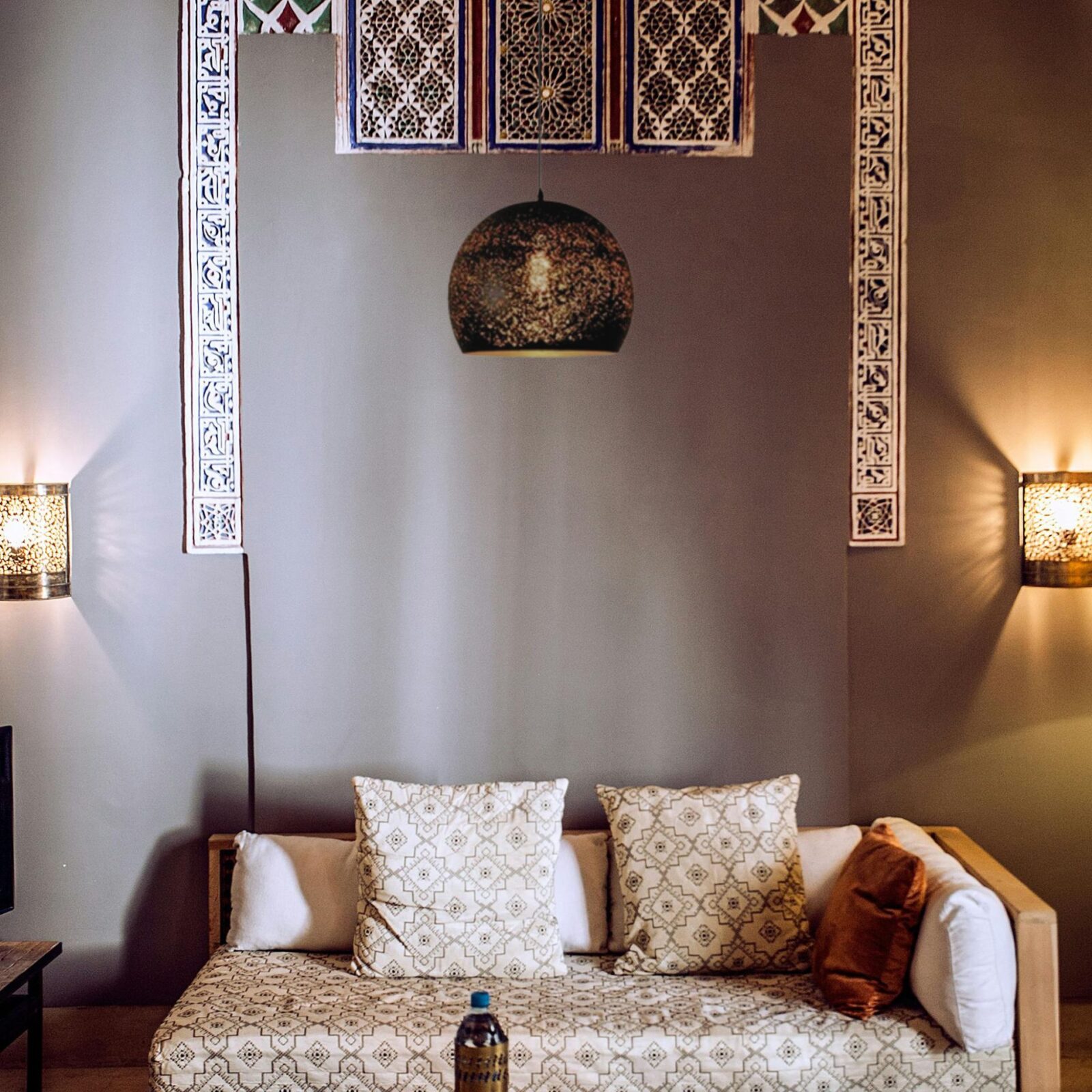 suspension marocaine en meÌtal dans salon marocain