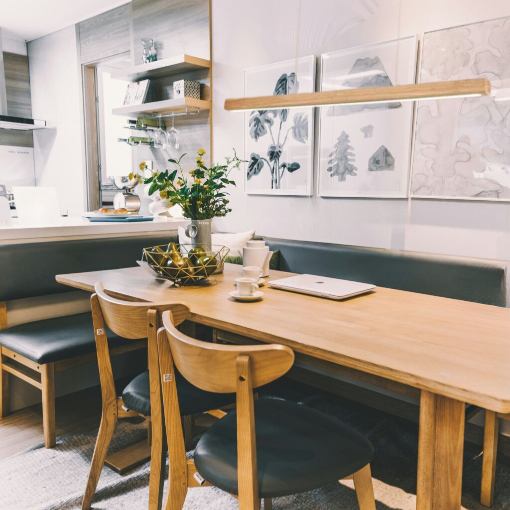 Barre de suspension bois sur table en bois