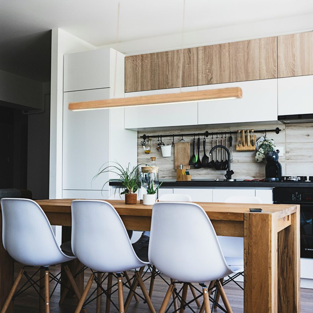 Barre de suspension bois avec chaise blanche