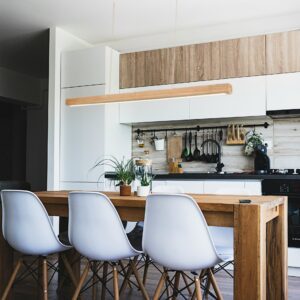 Barre de suspension bois avec chaise blanche