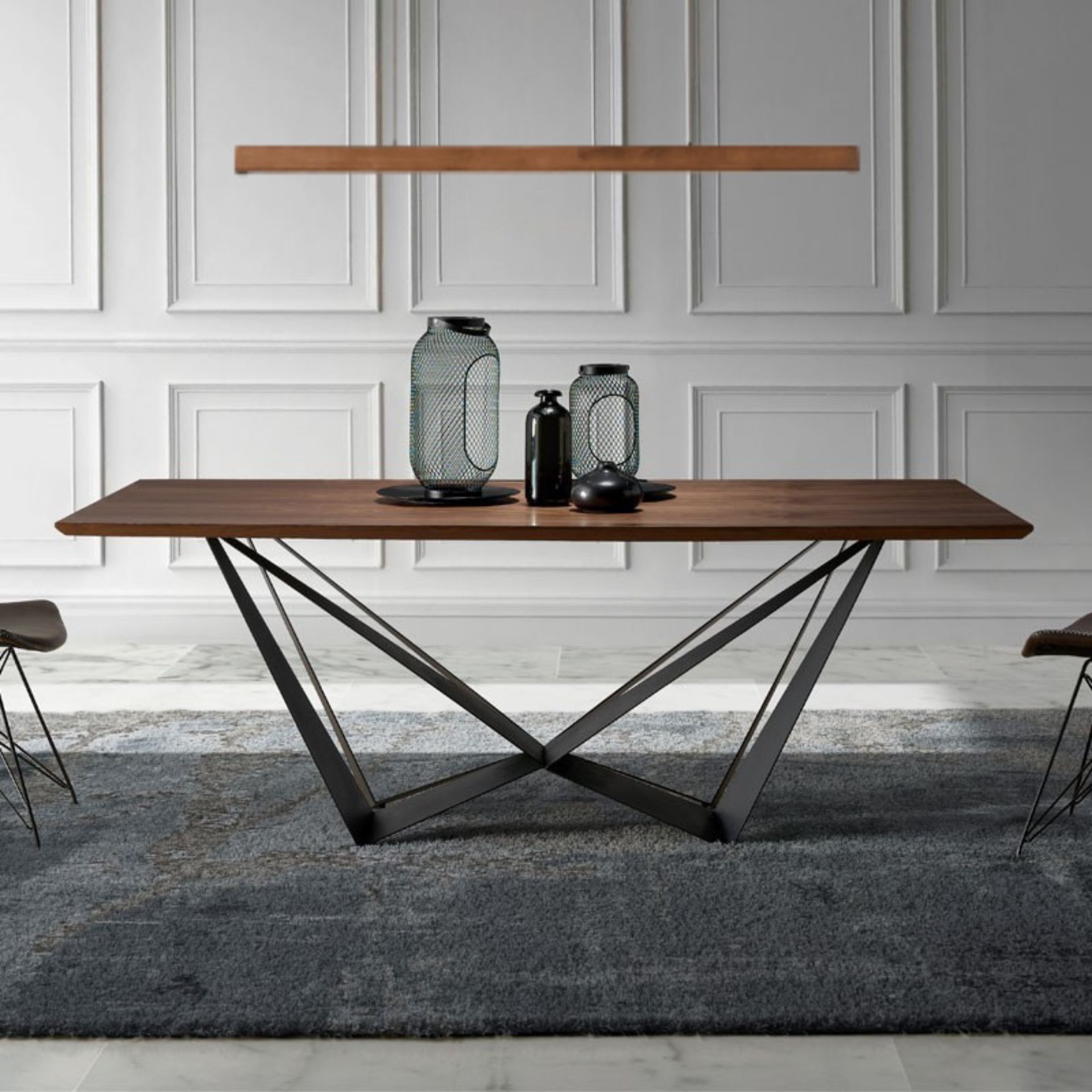 Barre de suspension bois dans salle a manger table bois